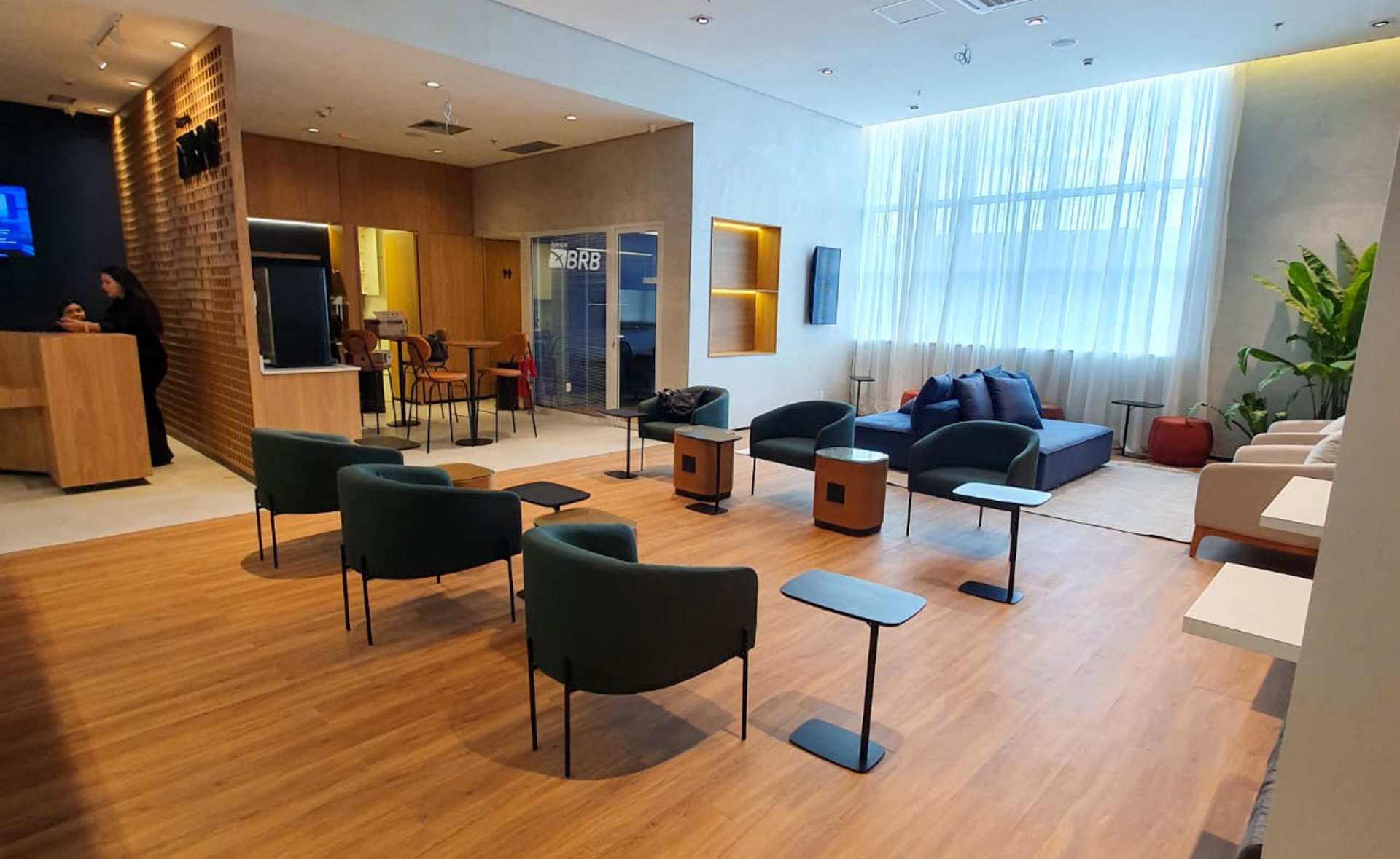 Lounge integrado com mobiliário assinado