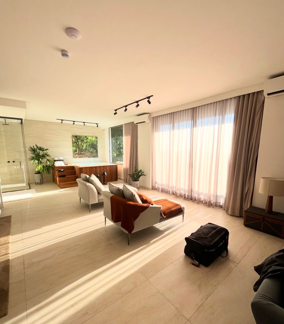 Lounge amplo com hidromassagem em madeira