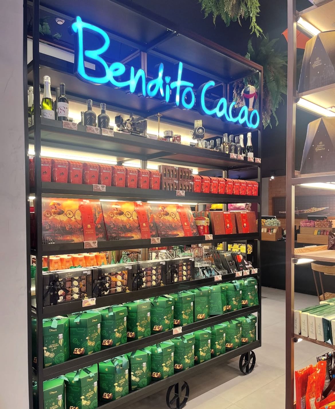 Vista ampla da prateleira Bendito Cacao com neon azul e produtos organizados