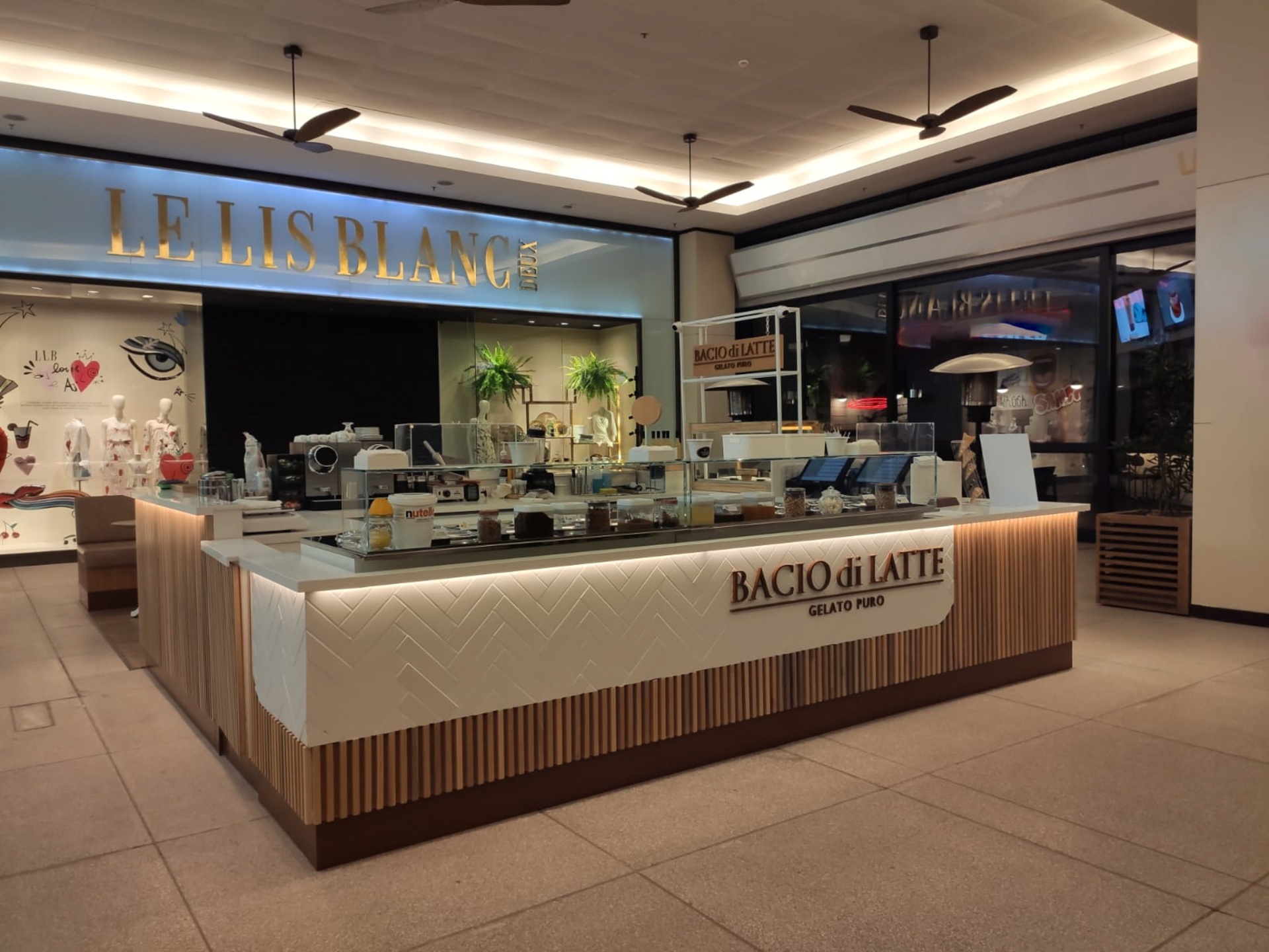 Quiosque Bacio di Latte em shopping com bancada em pedra e ripado de madeira