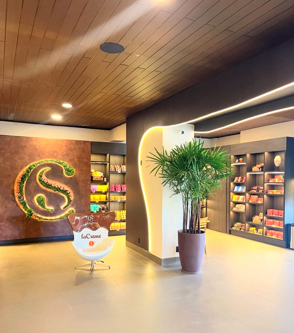Lobby integrado com loja Cacau Show