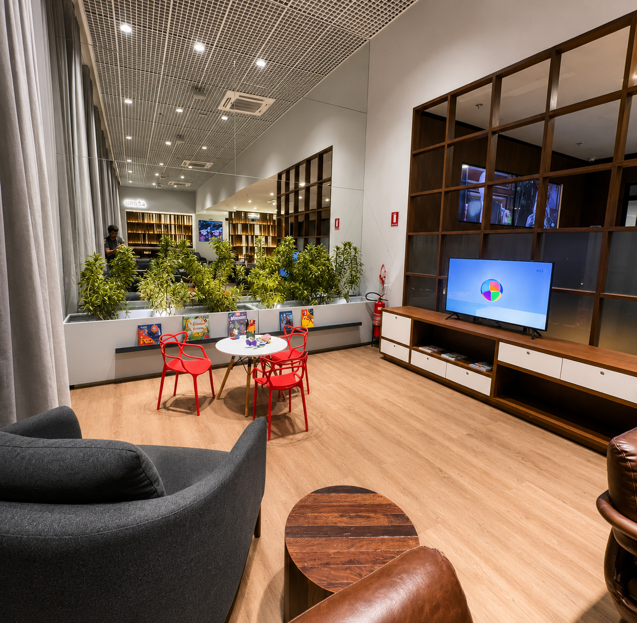 Espaço família com área kids e TV