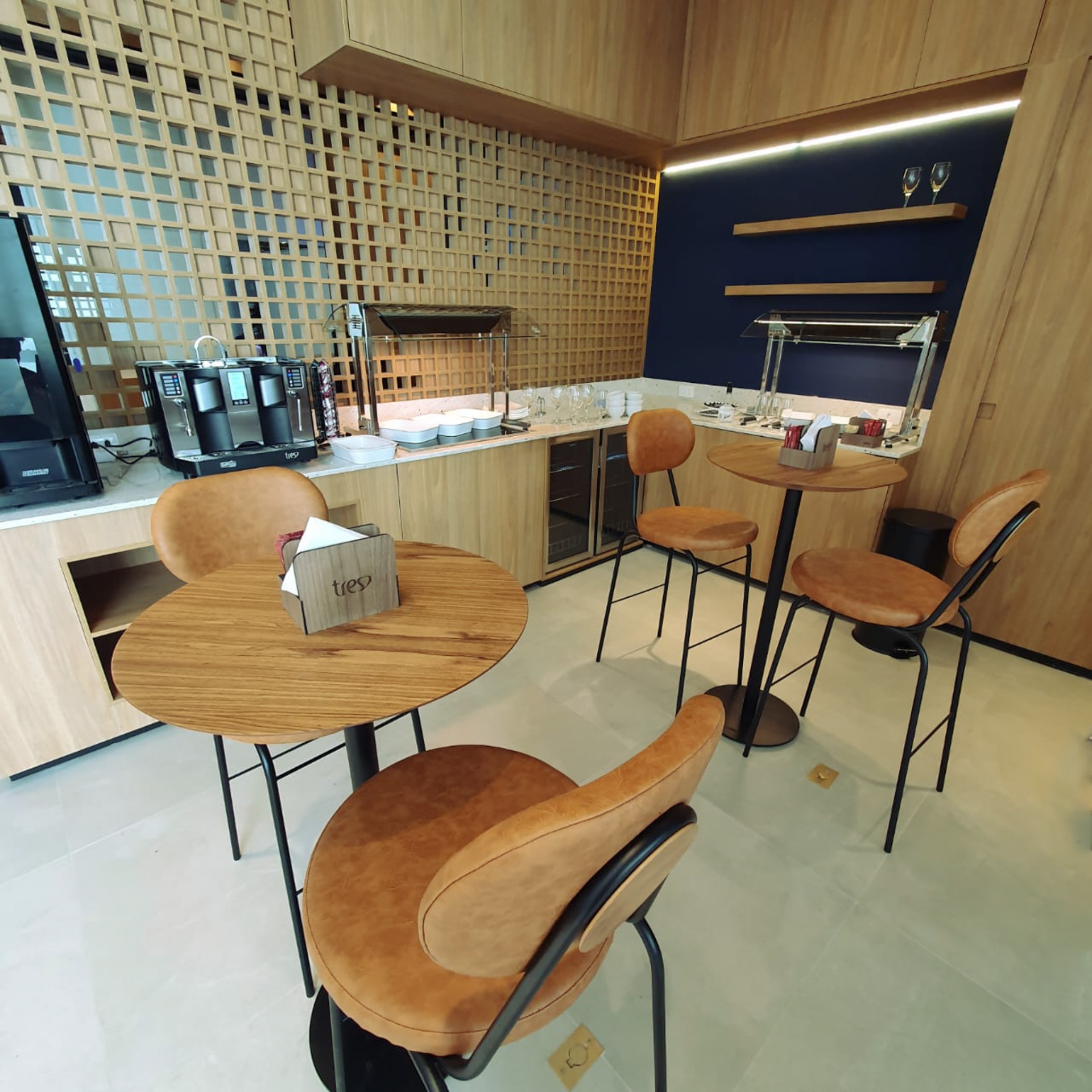Cafeteria interna com mesas altas e bistrô