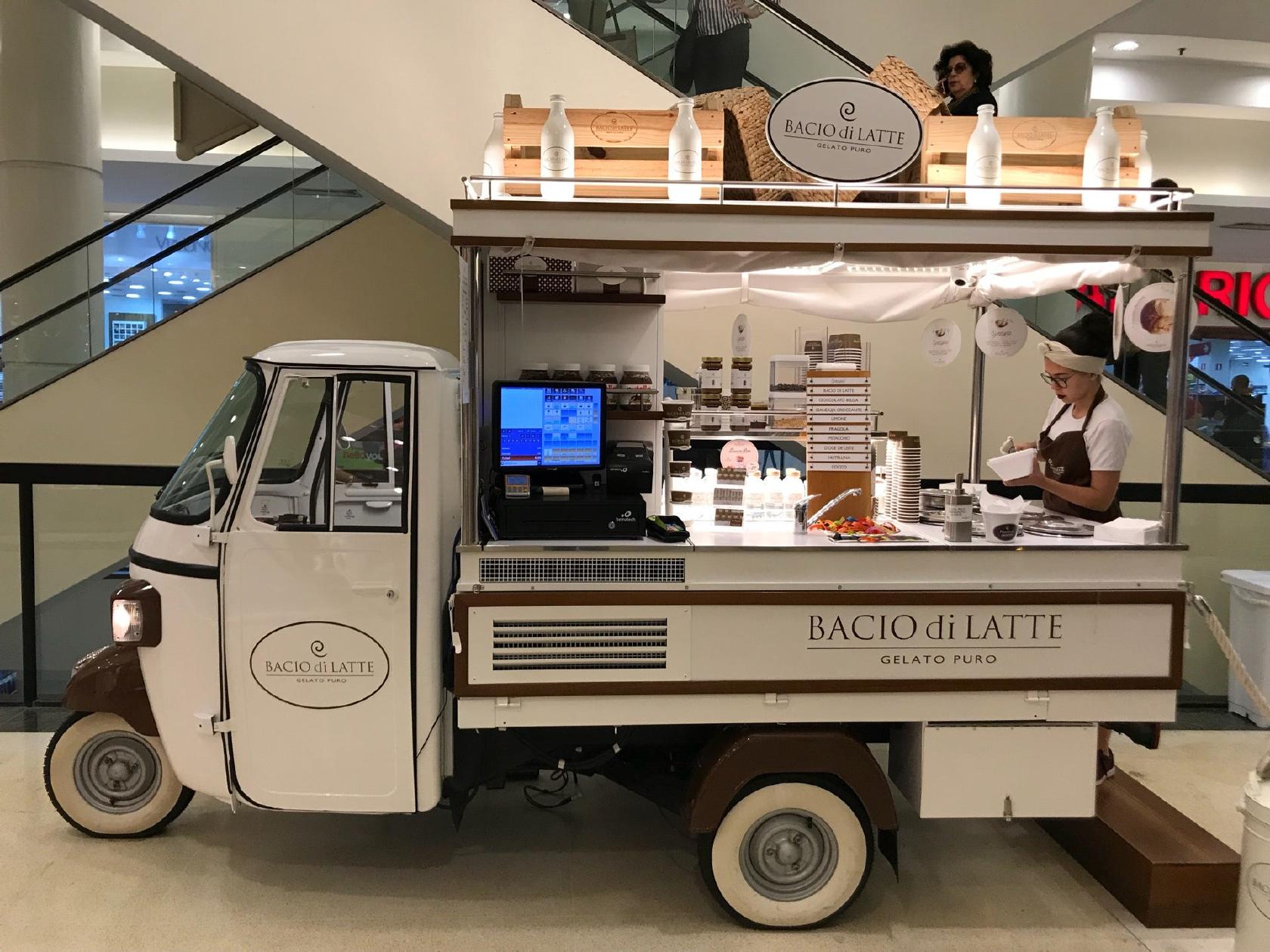 Carrinho Ape Bacio di Latte instalado em piso de shopping
