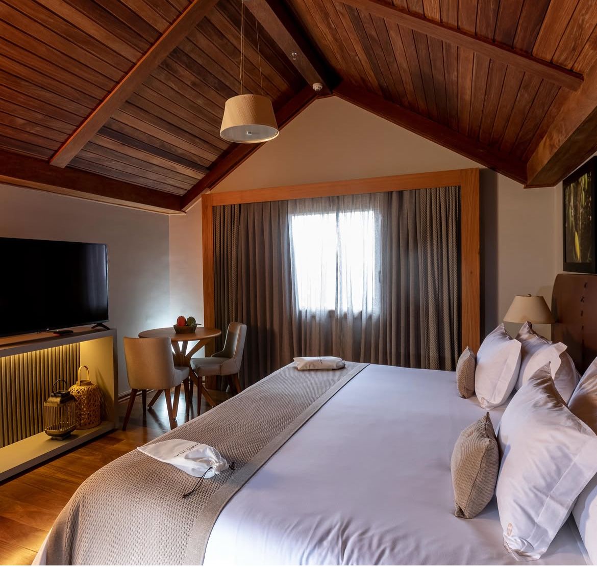 Quarto com teto em madeira e mobiliário sob medida