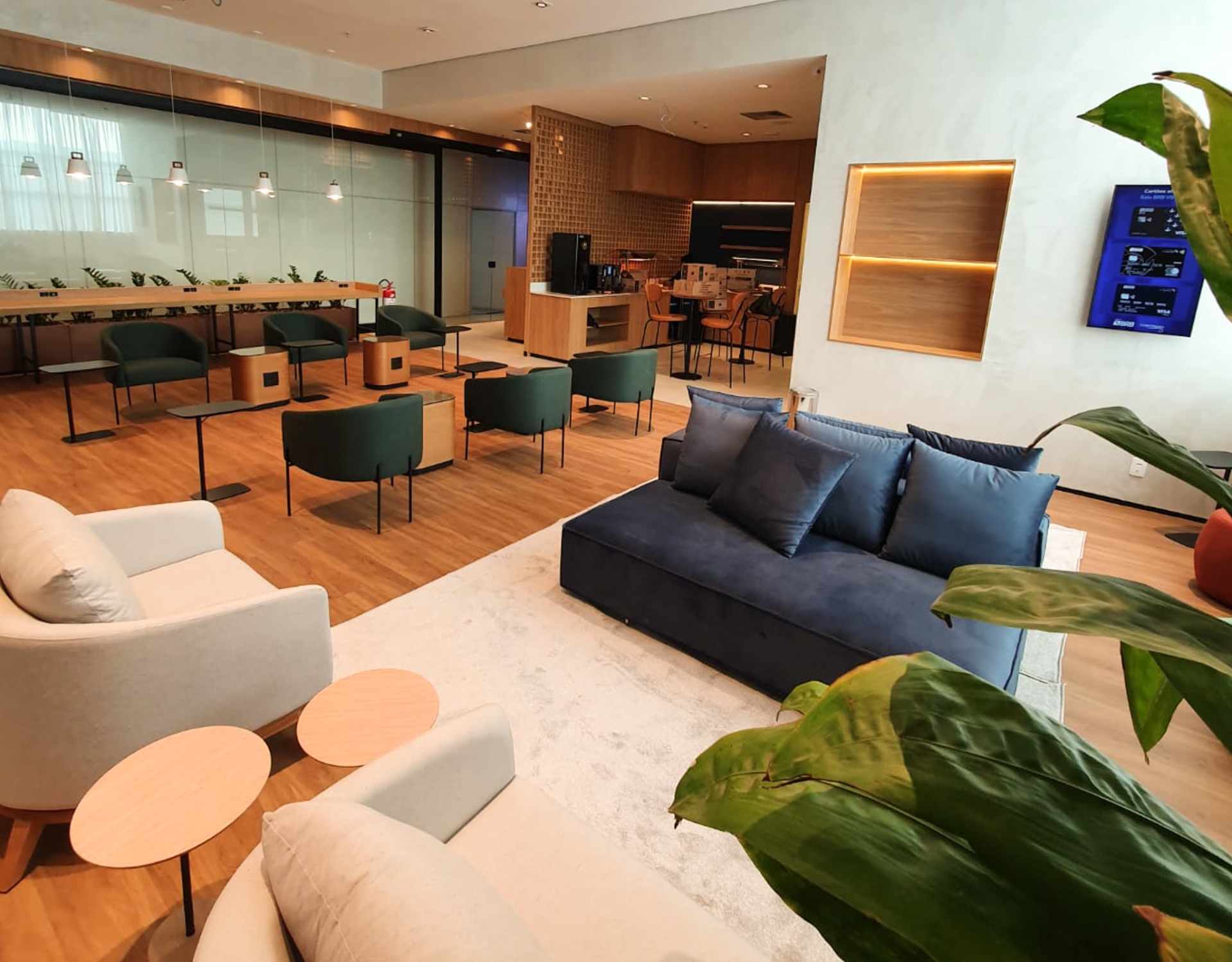 Sala de convivência com sofás e poltronas