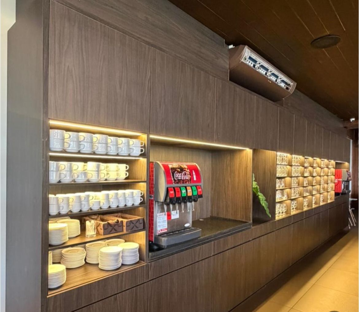 Estação de café e louças com marcenaria iluminada